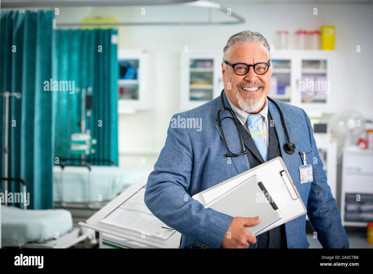 Portrait confiants médecin de sexe masculin senior faisant des rondes à l'hôpital Banque D'Images