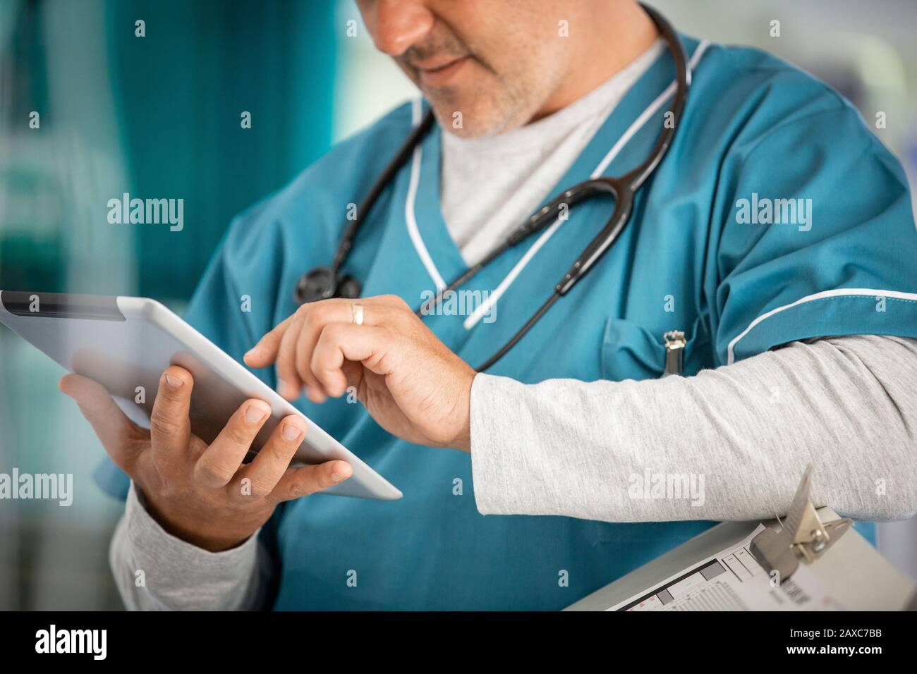 Male doctor using digital tablet Banque D'Images