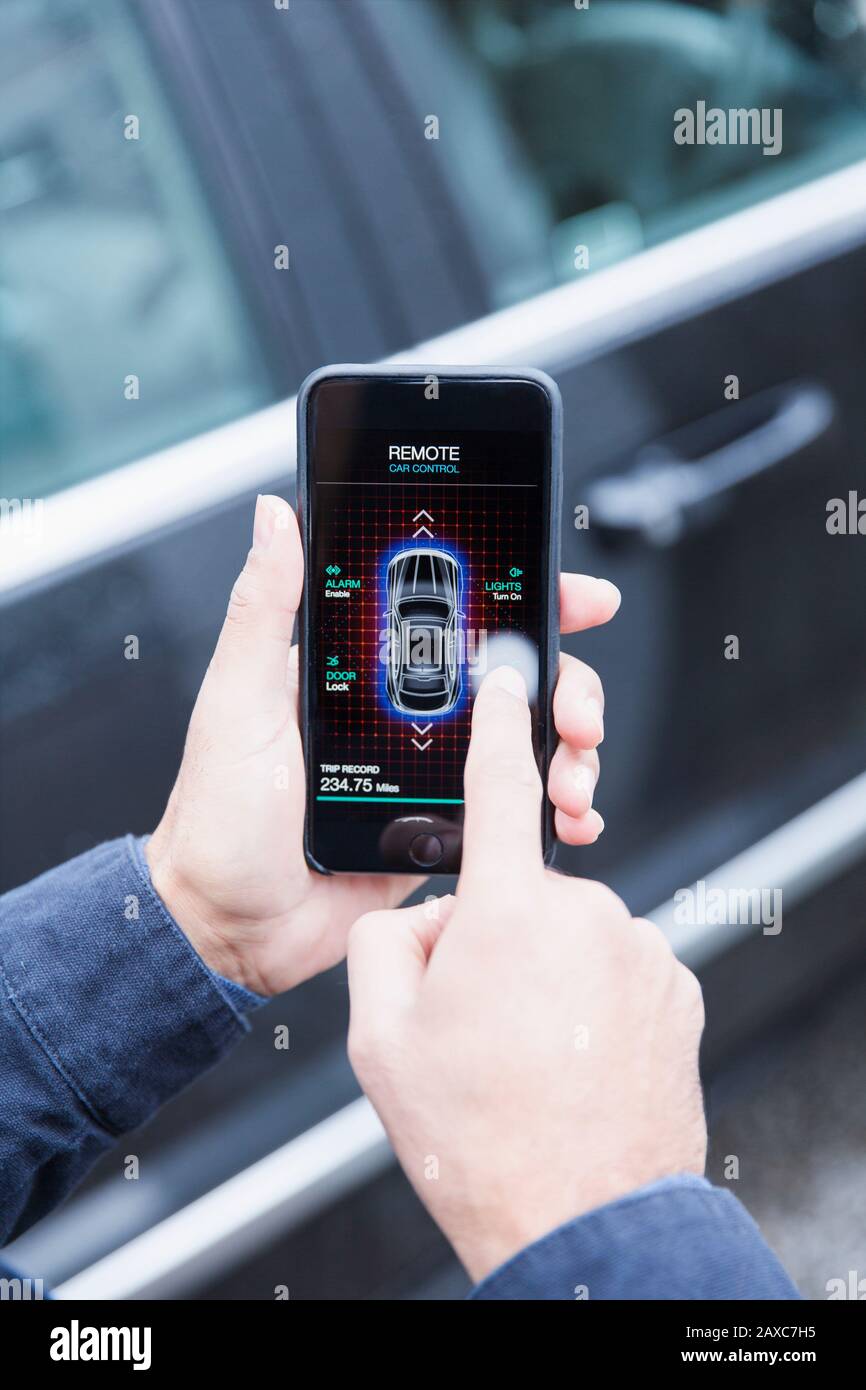 Point de vue personnel, l'homme définit l'alarme de voiture à partir d'un smartphone Banque D'Images