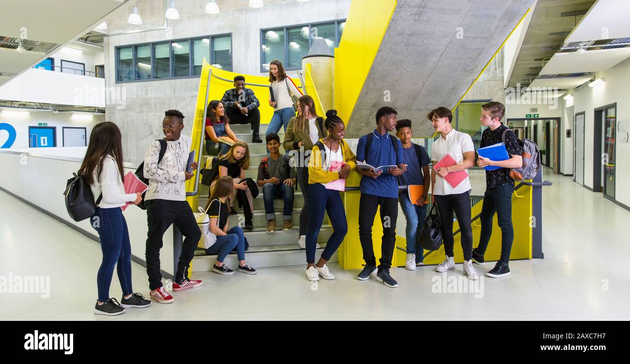 Les étudiants juniors penchant dans les escaliers Banque D'Images