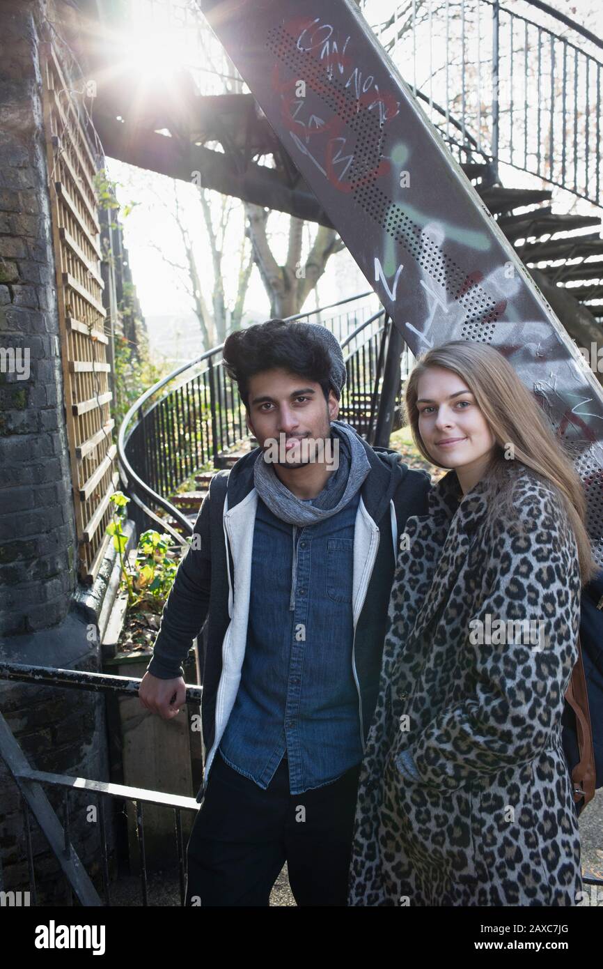 Portrait assuré jeune couple à côté des escaliers urbains Banque D'Images