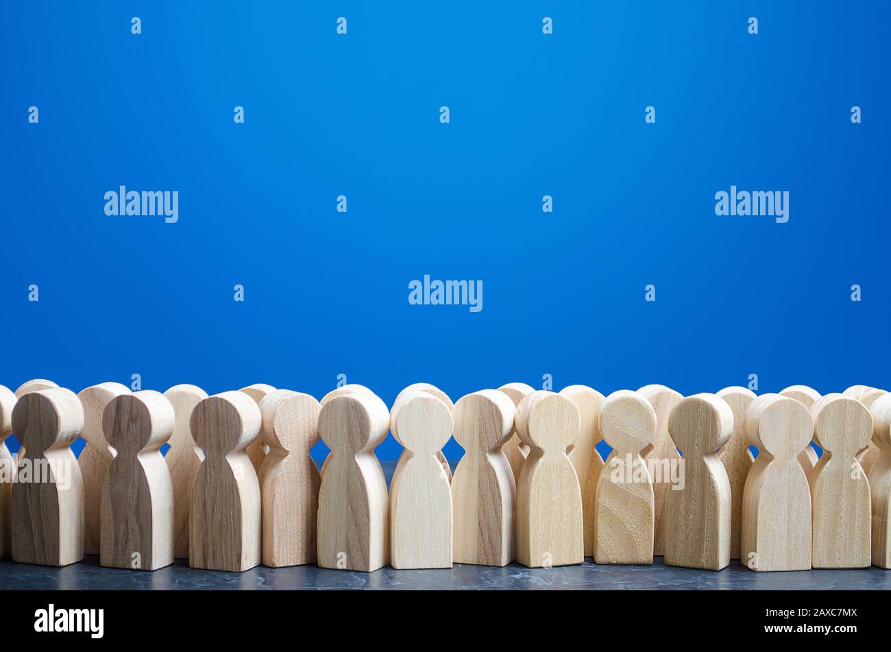 Une foule de personnages en bois de gens. Clients et acheteurs, statistiques, préférences de la population. Groupe de citoyens, rassemblement, mouvement politique ou élec Banque D'Images