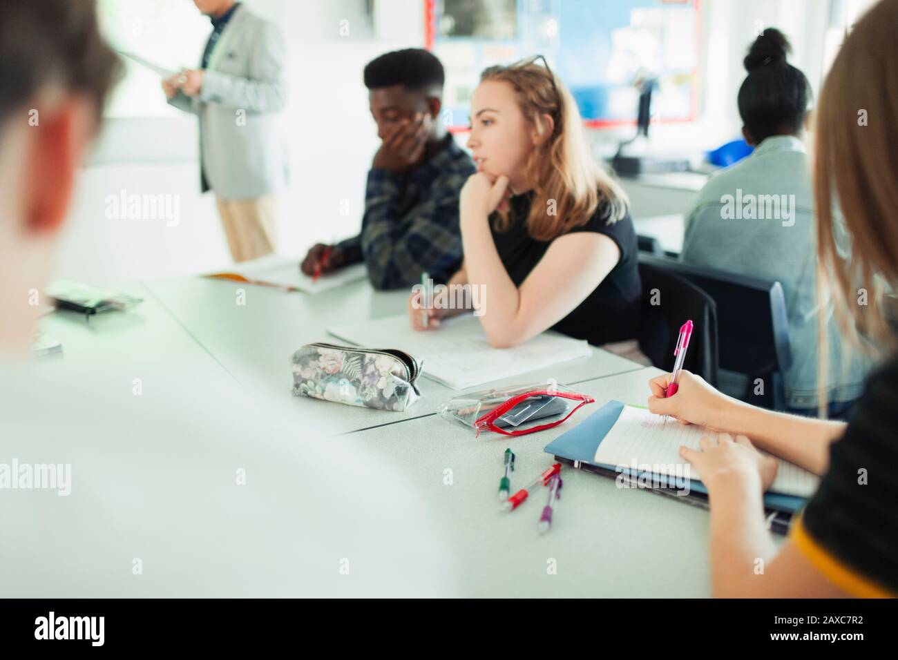 Élèves du secondaire étudiant à des tables en classe Banque D'Images