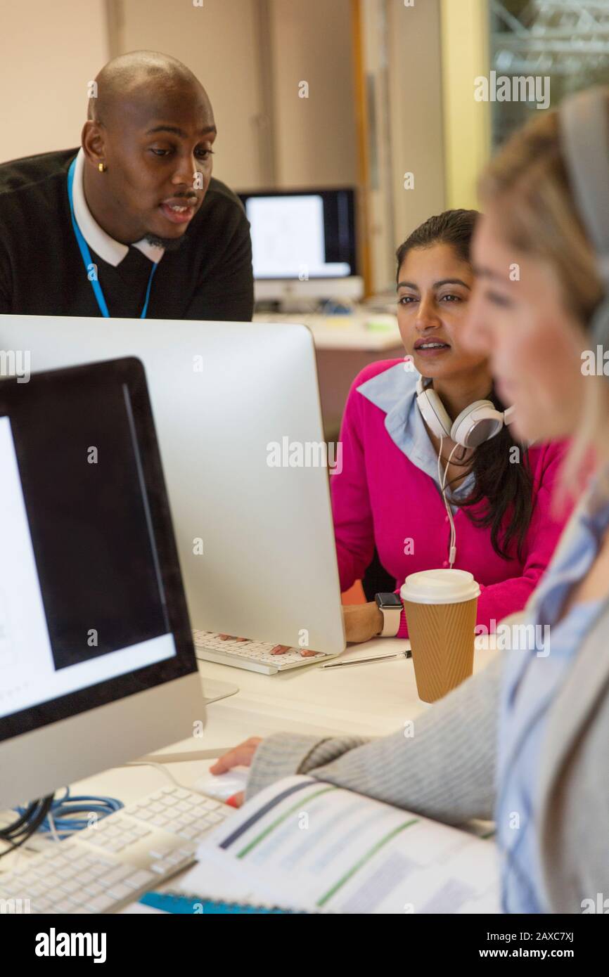 Étudiants travaillant sur des ordinateurs en classe Banque D'Images