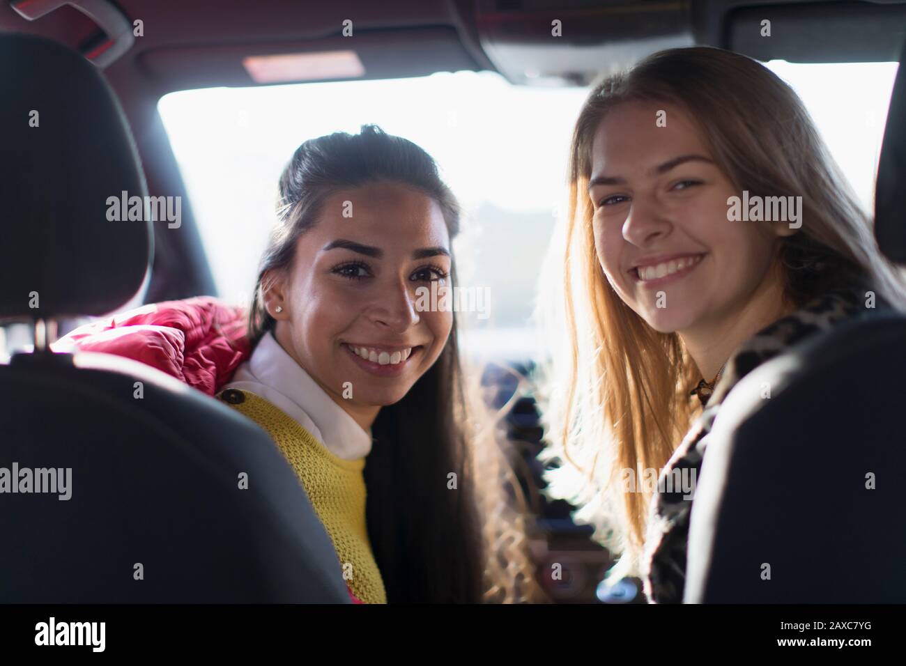 Portrait jeunes femmes heureux à l'intérieur de la voiture Banque D'Images