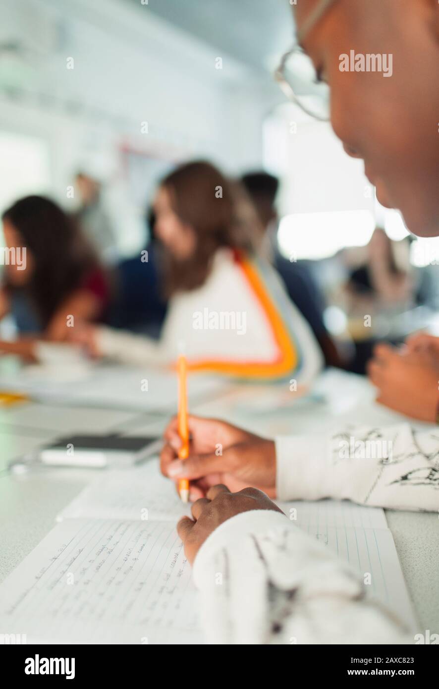 Élèves du secondaire prenant des notes, écrire dans un ordinateur portable en classe Banque D'Images