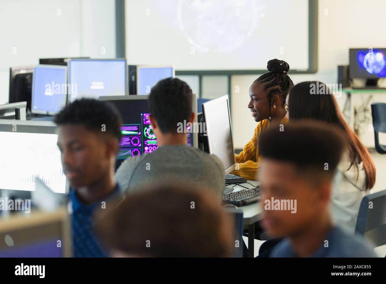 Les étudiants de premier cycle à l'aide d'ordinateurs in computer lab Banque D'Images