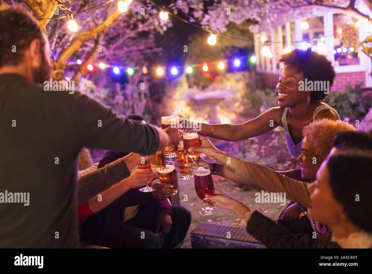 Joyeux amis à déguster des verres à bière dans le jardin Banque D'Images