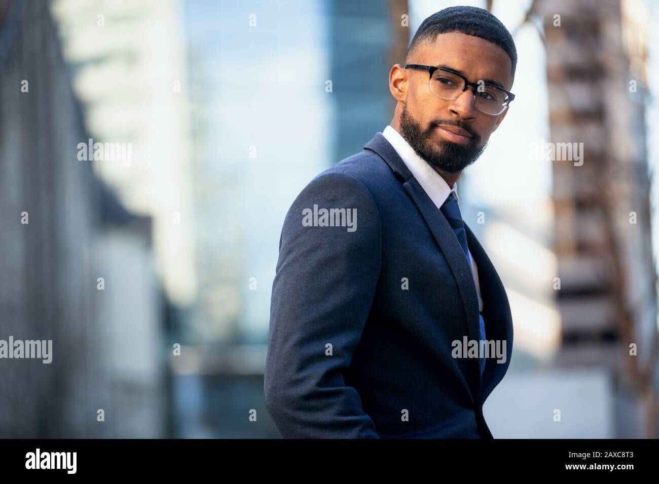 Gros plan portrait du professionnel des affaires afro-américain, lunettes modernes élégantes, intelligentes et réussies Banque D'Images