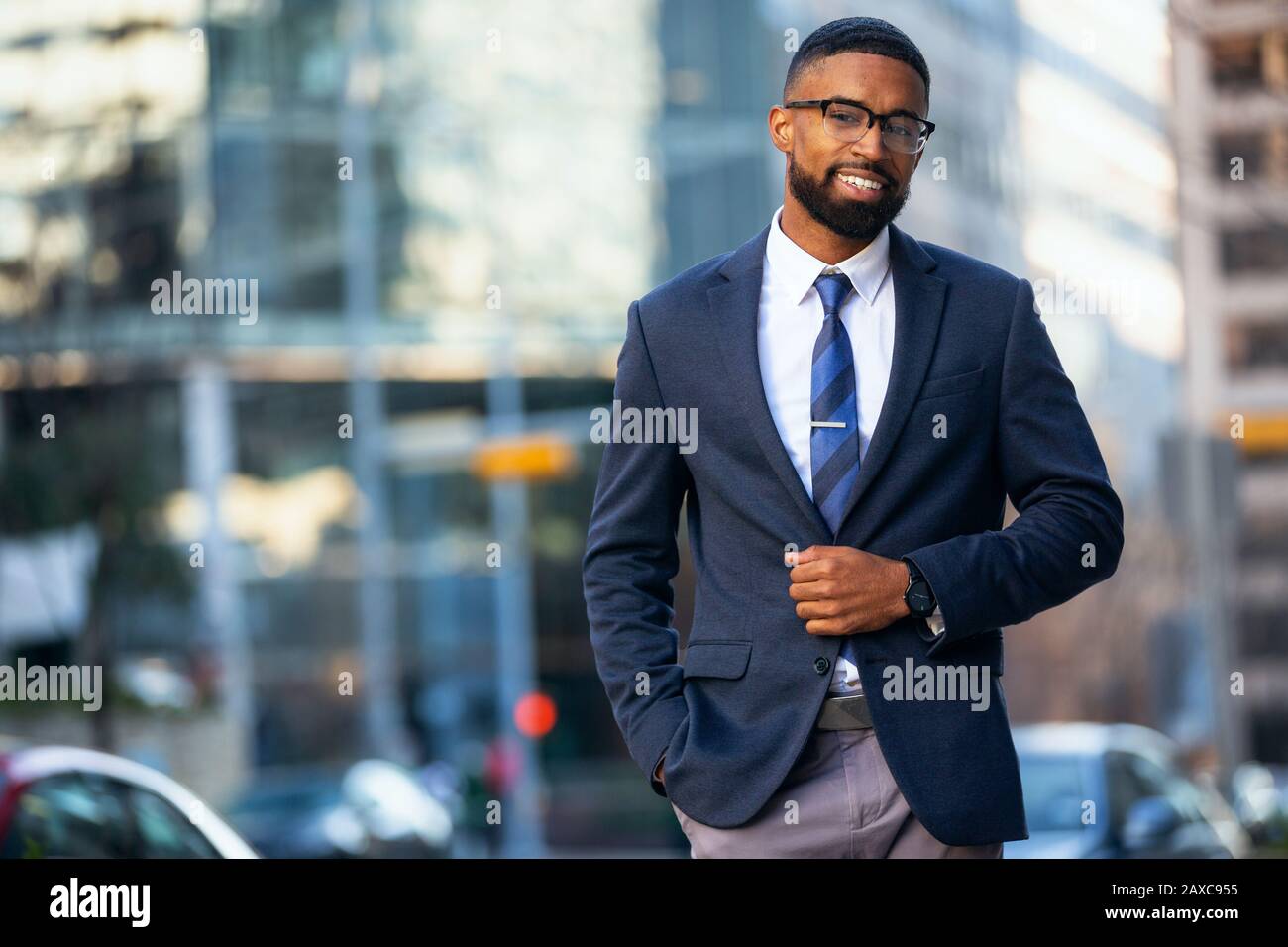 Beau sympathique homme d'affaires afro-américain gai au bureau de l'espace de travail Banque D'Images
