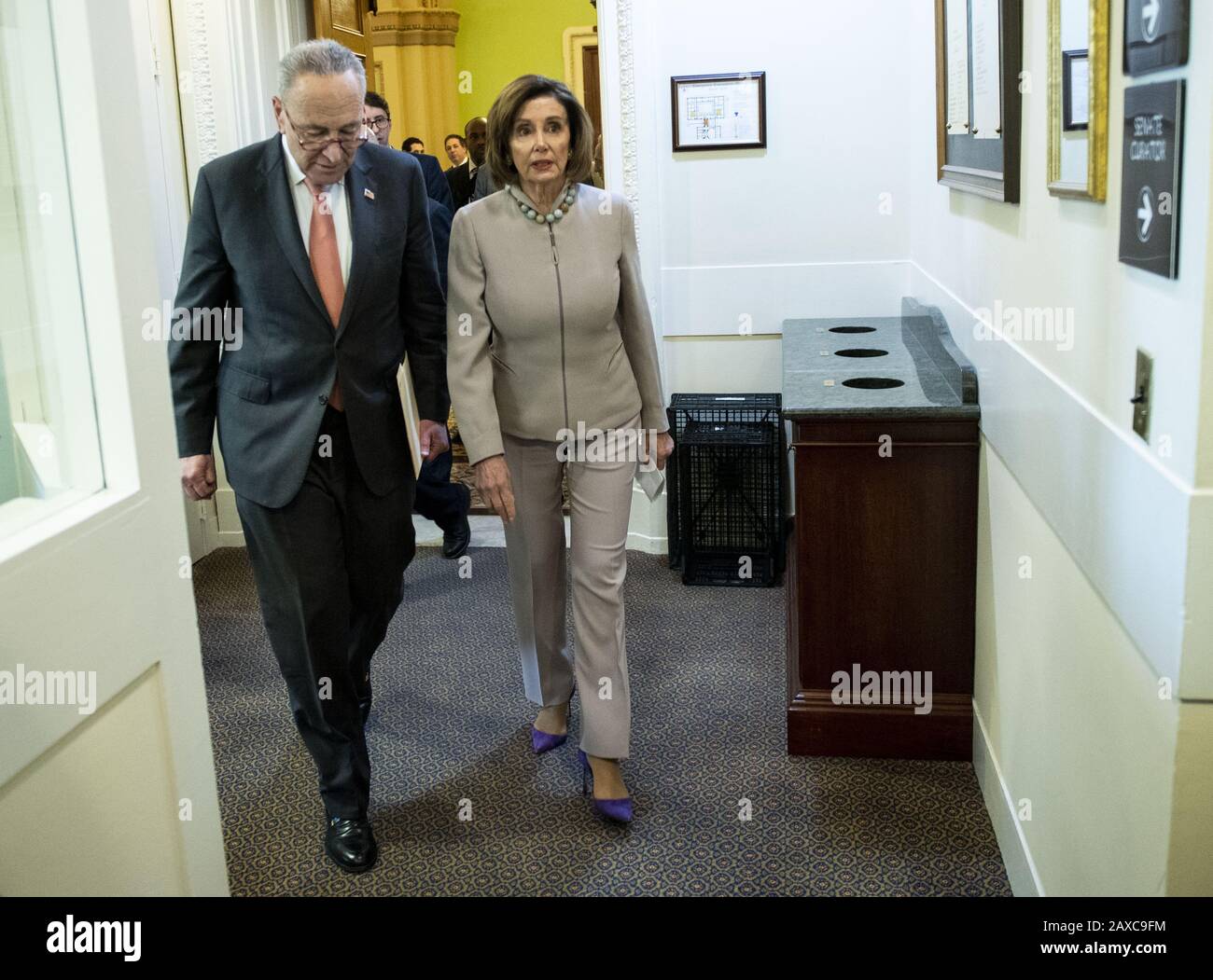 Washington, États-Unis. 11 février 2020. Le Président de la Chambre Nancy Pelosi, D-Calif., et le leader minoritaire du Sénat Charles Schumer, D-NY, se rendre à une conférence de presse sur la demande budgétaire du président Trump pour l'exercice 2021, sur Capitol Hill à Washington, DC, le mardi 11 février 2020. Photo de Kevin Dietsch/UPI crédit: UPI/Alay Live News Banque D'Images