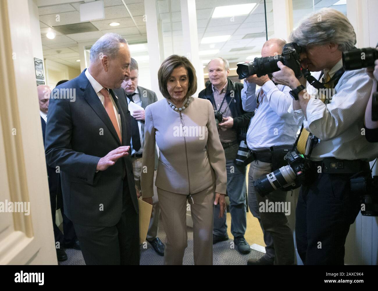 Washington, États-Unis. 11 février 2020. Le Président de la Chambre Nancy Pelosi, D-Calif., et le leader minoritaire du Sénat Charles Schumer, D-NY, quittent une conférence de presse sur la demande budgétaire du président Trump pour l'exercice 2021, à Capitol Hill, à Washington, DC, le mardi 11 février 2020. Photo de Kevin Dietsch/UPI crédit: UPI/Alay Live News Banque D'Images