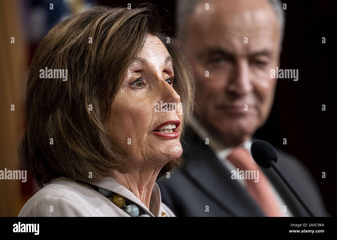 Washington, États-Unis. 11 février 2020. Le Président de la Chambre Nancy Pelosi, D-Calif., et le leader minoritaire du Sénat Charles Schumer, D-NY, parlent de la demande budgétaire du président Trump pour l'exercice 2021, sur Capitol Hill à Washington, DC, le mardi 11 février 2020. Photo de Kevin Dietsch/UPI crédit: UPI/Alay Live News Banque D'Images