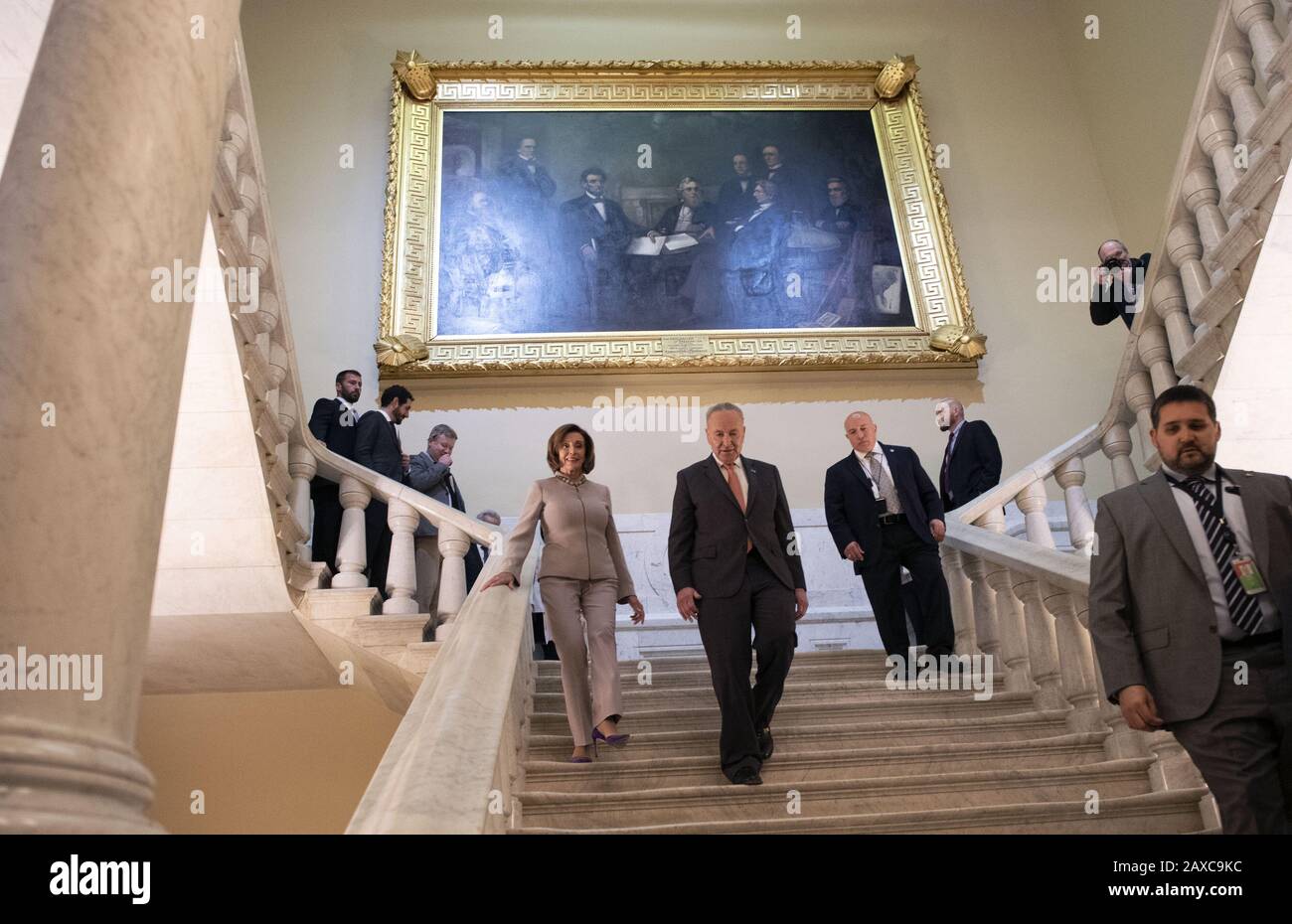 Washington, États-Unis. 11 février 2020. Le Président de la Chambre Nancy Pelosi, D-Calif., et le leader minoritaire du Sénat Charles Schumer, D-NY, quittent une conférence de presse sur la demande budgétaire du président Trump pour l'exercice 2021, à Capitol Hill, à Washington, DC, le mardi 11 février 2020. Photo de Kevin Dietsch/UPI crédit: UPI/Alay Live News Banque D'Images