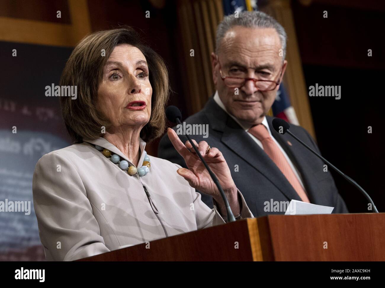 Washington, États-Unis. 11 février 2020. Le Président de la Chambre Nancy Pelosi, D-Calif., et le leader minoritaire du Sénat Charles Schumer, D-NY, parlent de la demande budgétaire du président Trump pour l'exercice 2021, sur Capitol Hill à Washington, DC, le mardi 11 février 2020. Photo de Kevin Dietsch/UPI crédit: UPI/Alay Live News Banque D'Images
