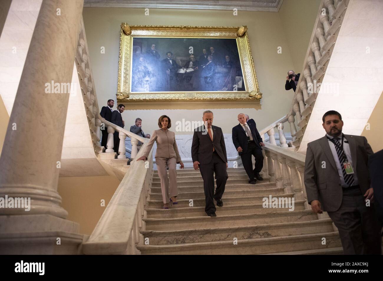 Washington, États-Unis. 11 février 2020. Le Président de la Chambre Nancy Pelosi, D-Calif., et le leader minoritaire du Sénat Charles Schumer, D-NY, quittent une conférence de presse sur la demande budgétaire du président Trump pour l'exercice 2021, à Capitol Hill, à Washington, DC, le mardi 11 février 2020. Photo de Kevin Dietsch/UPI crédit: UPI/Alay Live News Banque D'Images