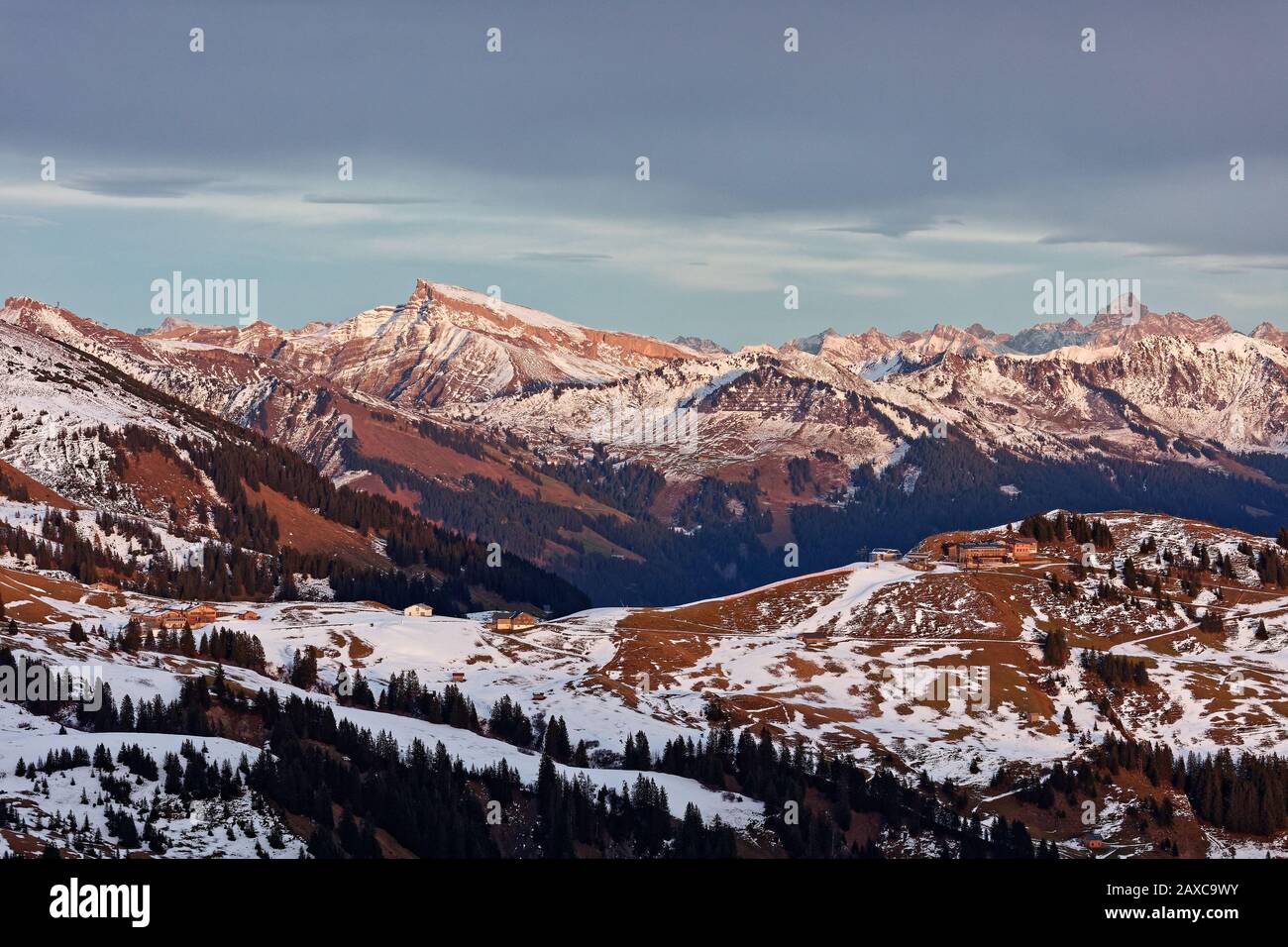 Coucher de soleil sur Hoher Ifen (High Ifen), Alpes d'Allgaeu - vue du pic de Portlahorn en Autriche Banque D'Images