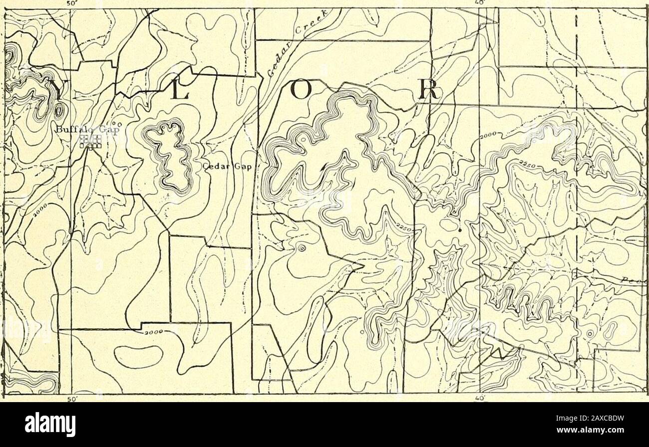 Physiographie forestière; physiographie des États-Unis et principes des sols en relation avec la foresterie . la surface du plateau Edwards est terminée aux frontières de la province par une descente prononcée, Une scarpdue déchiquetée à la dissection des cours d'eau drainant dont les eaux de tête de verrouillage irrégulières ont coupé la frontière en innombrables méses circulaires 1 Hill et Vaushan, Nueces Folio U. S. Geol. Surv. N° 424, i8g8, p. ,^. PLATEAUX ET GAMMES DU PAYS DES PLAINES 433 ET BTES. La descente du plateau de niveau aux canyons est la couche corniche de roche dure qui s'intrame Banque D'Images