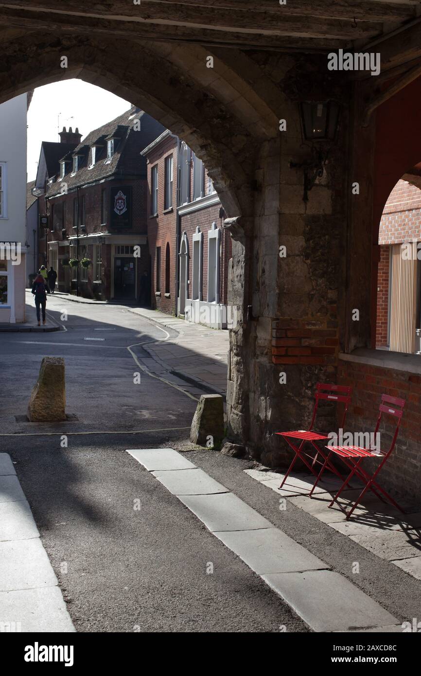 Une arche pittoresque trouvée sur une rue côté Winchester dans Hampshire UK Banque D'Images