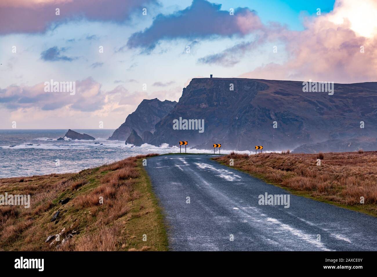 La route entre Malin Beg et Glencolumbkille pendant la tempête Ciara dans le comté de Donegal - Irlande. Banque D'Images