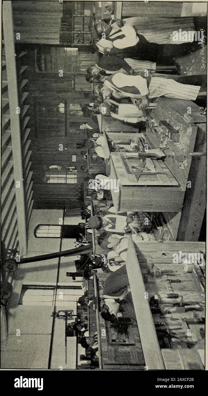 Catalogue du Hampton Normal & Agricultural Institute, à Hampton, en Virginie, pour l'année académique .. . ill dans la rédaction de lettres, les exercices de dictée, les reproductions d'événements et d'histoires historiques et géo-graphiques. Aucun livre de texte utilisé. Bible •— Histoires de l'histoire de l'ancien Testament; thécreation, la chute, Caïn et Abel, l'inondation, les patriarches, Moïse et l'Exode, Joshua, Gideon. Sampson, Ruth, Saül David, Salomon, Élie, Esther, Daniel. Memorytextes ;—le 23ème Psaume, les Béatitudes, les commandements, la prière des Lords. 32 CATALOGUE DE formation manuelle :— (Pour les garçons) travaux de banc, cinq heures chacun nous Banque D'Images