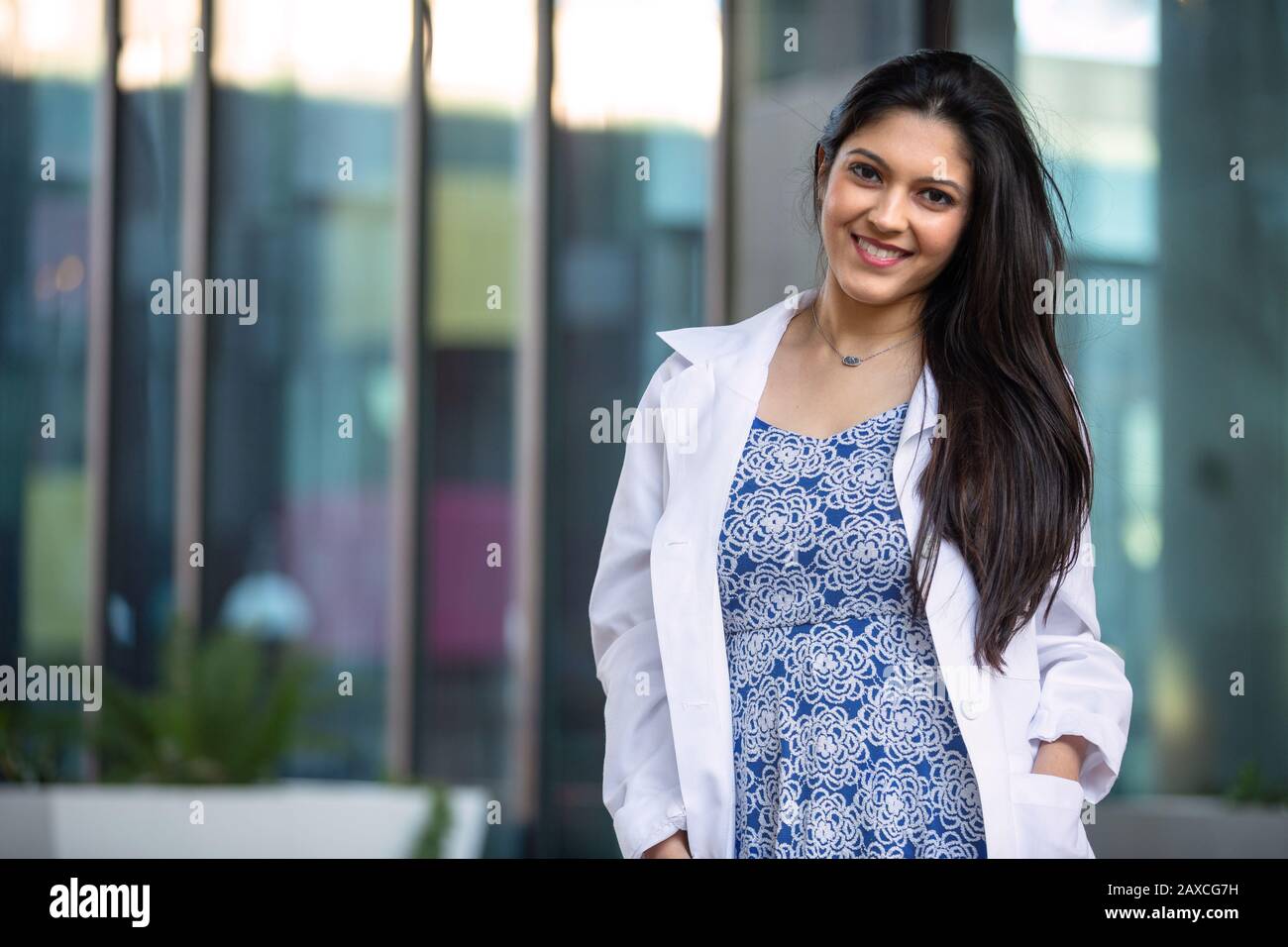 Médecin desi indien, jeune médecin clinique féminin, dentiste ou praticien Banque D'Images