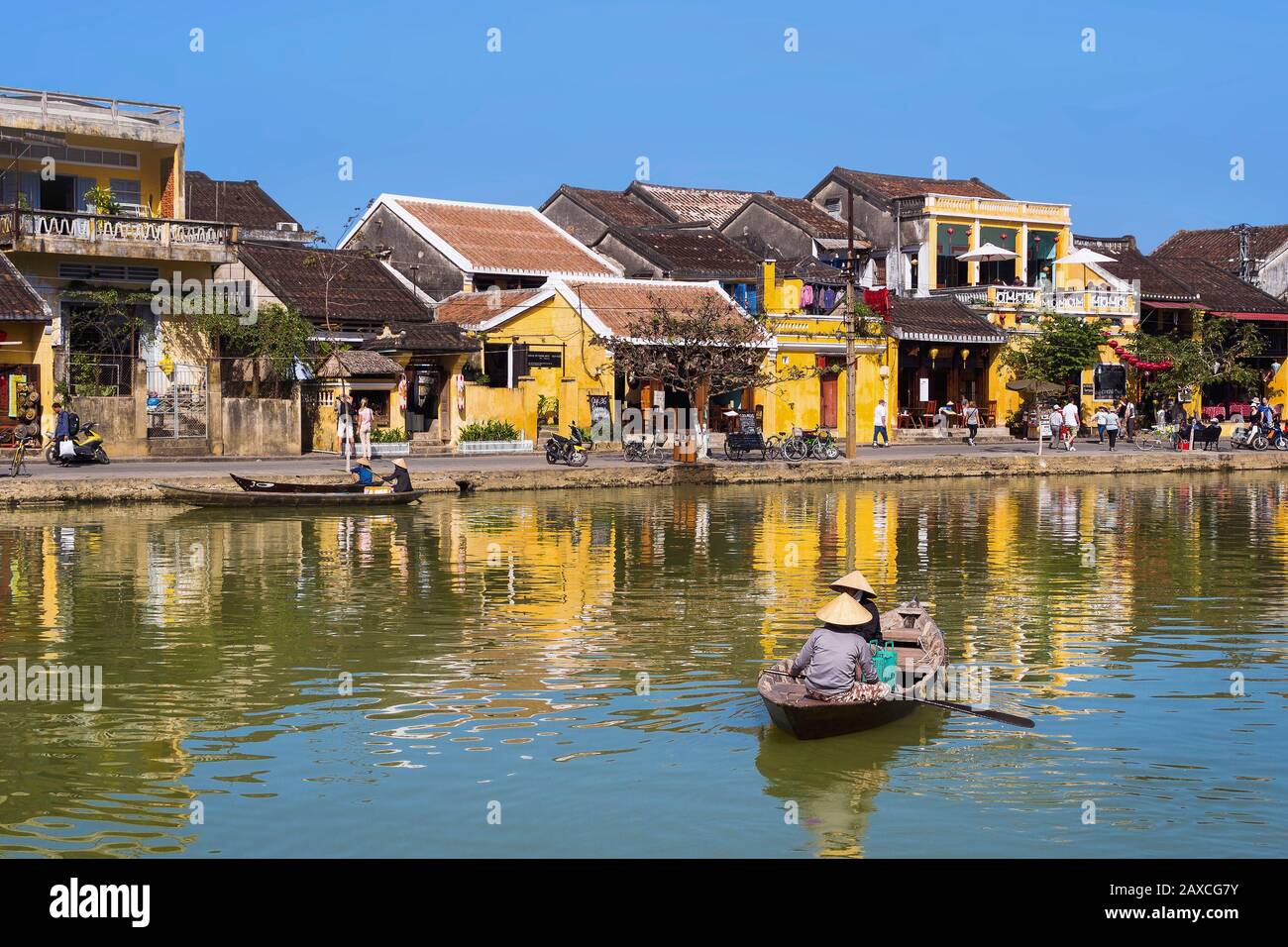 Vue sur la ville ancienne avec des bateaux sur la rivière Thu bon à Hoi An, au centre du Vietnam. Banque D'Images