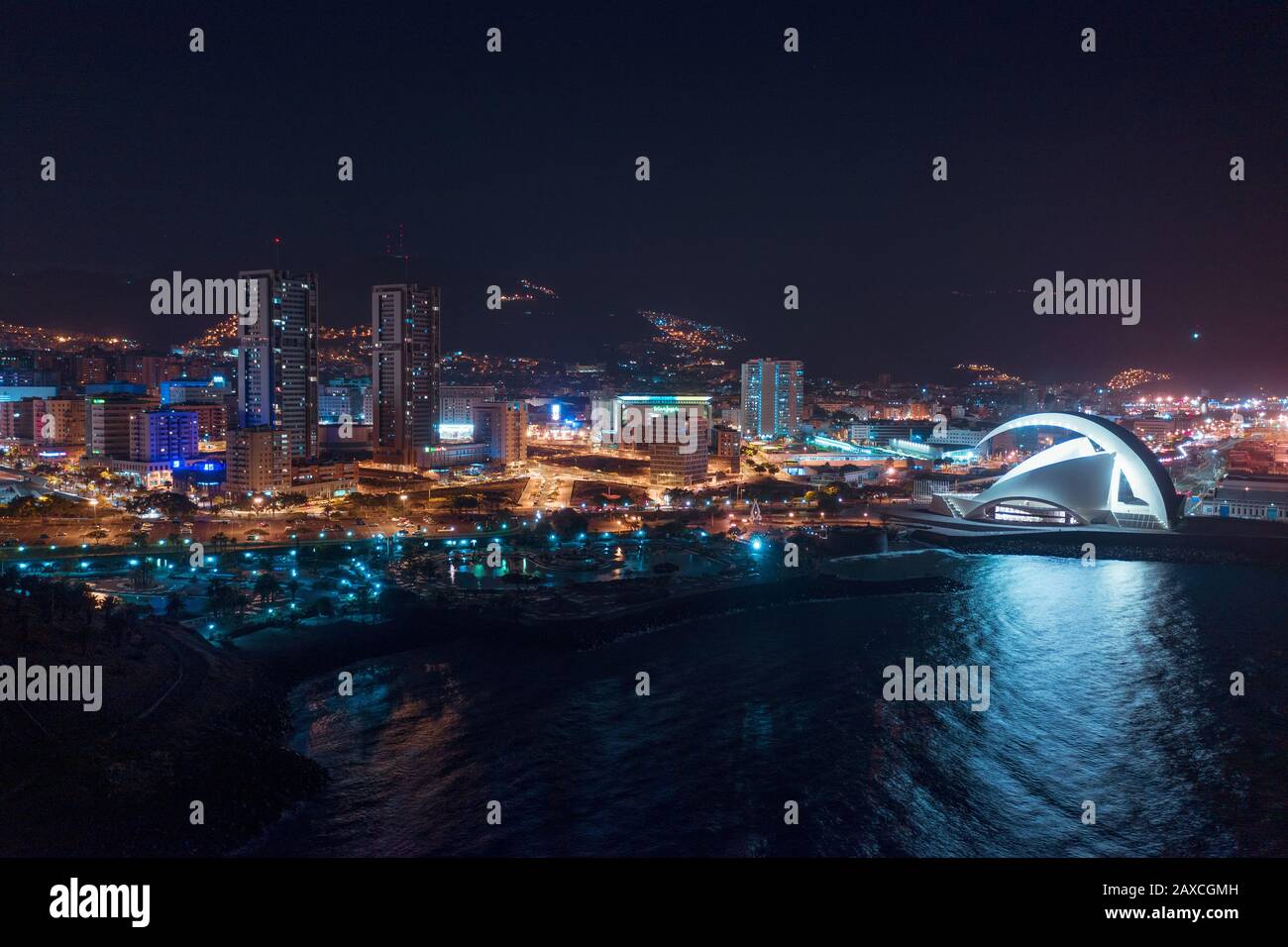 Vue de la ville de Santa Cruz de Tenerife sur la côte Atlantique la nuit. Tenerife, Îles Canaries, Espagne Banque D'Images