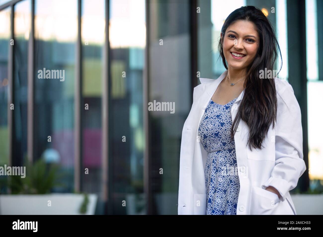 Médecin de l'Amérique indienne à la pratique privée sur le lieu de travail, souriant chaud et amical Banque D'Images