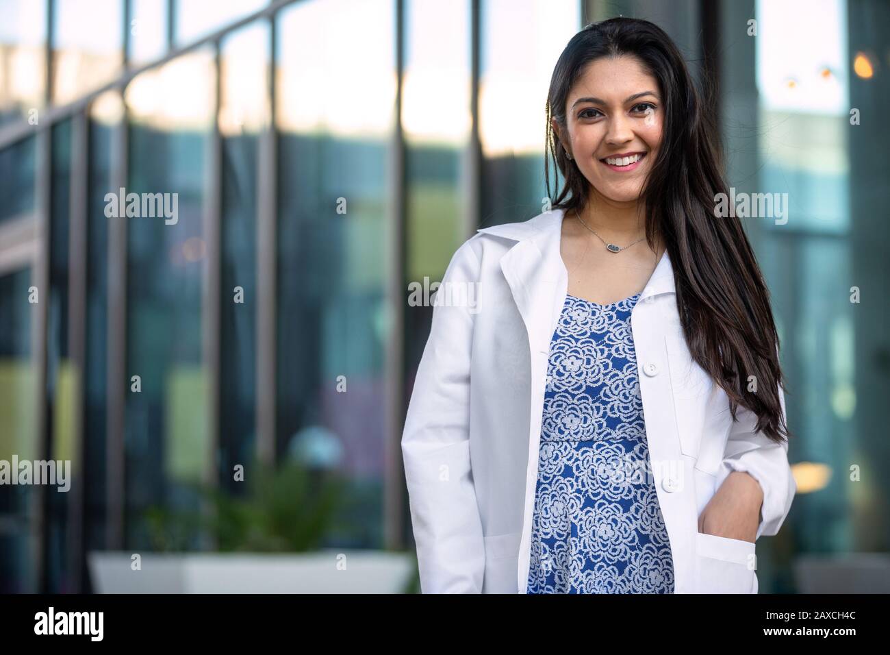 Étudiant en riad mixte dans le domaine médical, éventuellement stagiaire en dentisterie, psychiatrie, médecine, en blouse de laboratoire Banque D'Images