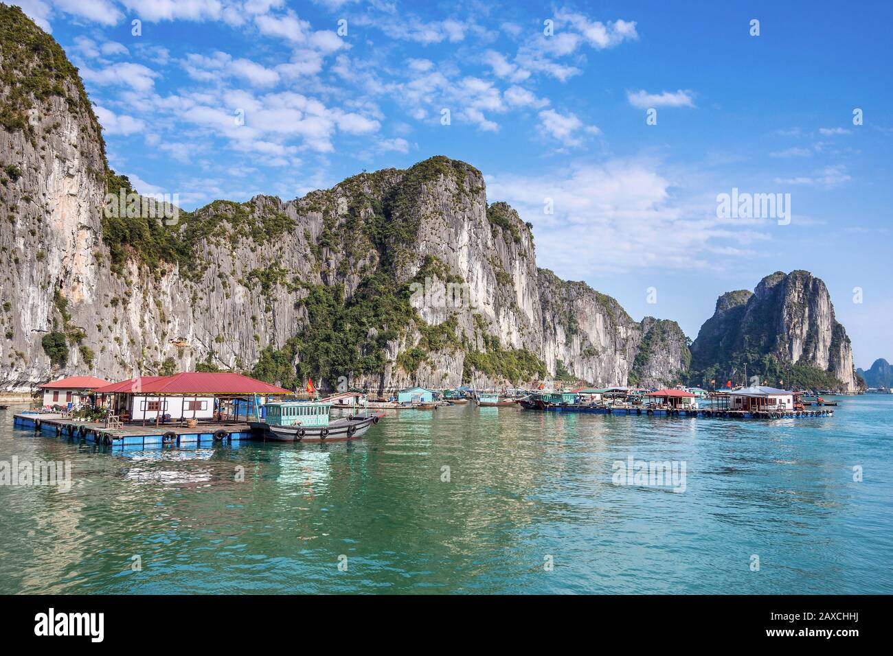 Village flottant et karsts de calcaire à Halong Bay, au nord du Vietnam. Banque D'Images