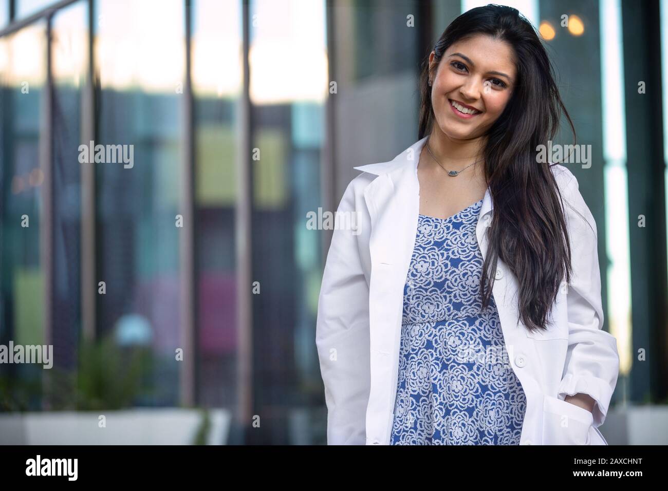 Beau portrait souriant de la femme indienne américaine, médecin, hygiéniste dentaire, scientifique, spécialiste des soins de santé en médecine Banque D'Images