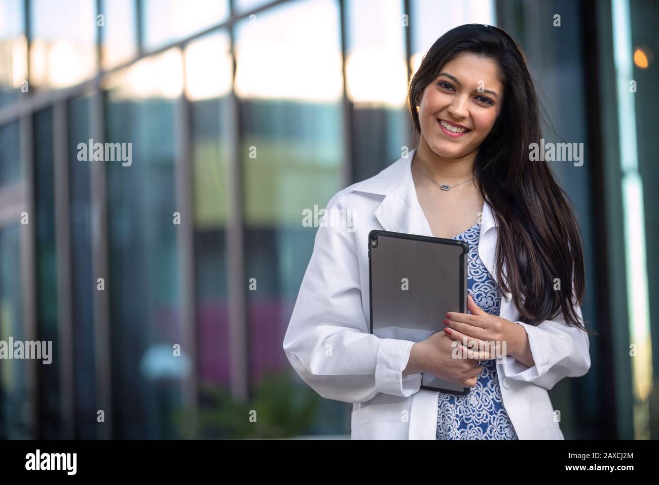Portrait d'une belle femme indienne hispanique à ethnicité mixte, d'un professionnel de la santé, d'un étudiant, d'un stagiaire ou d'un assistant sur le lieu de travail Banque D'Images
