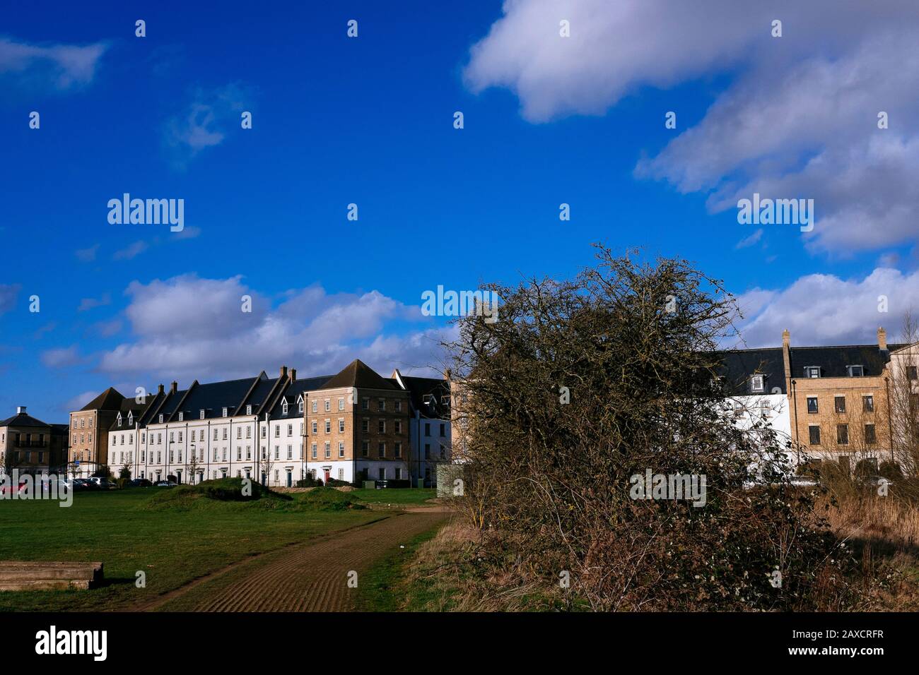 Appartements et maisons modernes à Upton, Northamptonshire, à la vue du parc national d'Upton Banque D'Images