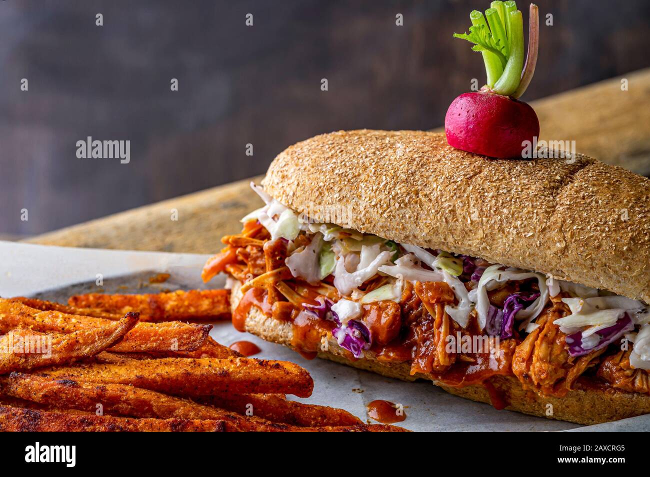 Sandwich végétalien. Pain à la hougie de blé entier avec des fruits à la consommation et des coleslaw. Frites de patate douce cuites sur le côté et haricots cuits au four. Banque D'Images