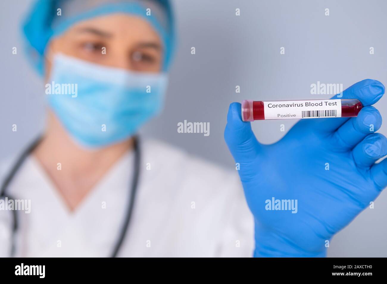 Tube de test de maintien infirmier avec échantillon Sanguin De test De coronavirus Positif. Test de virus et concept de recherche. L'accent est mis sur le tube de test sanguin. Banque D'Images