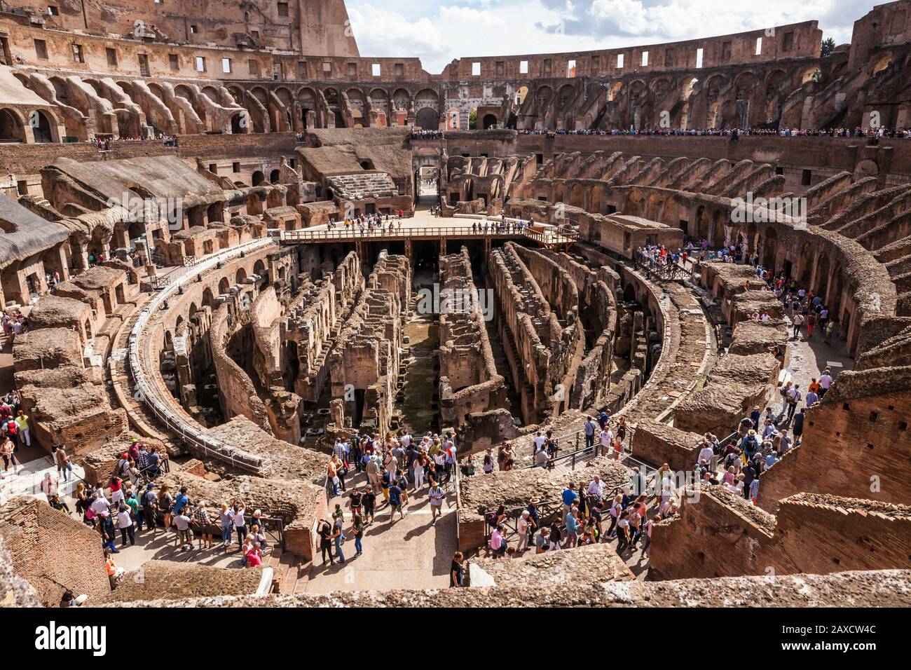 Vue panoramique sur l'intérieur du Colisée de Rome, en Italie, où les touristes se promènent. Banque D'Images