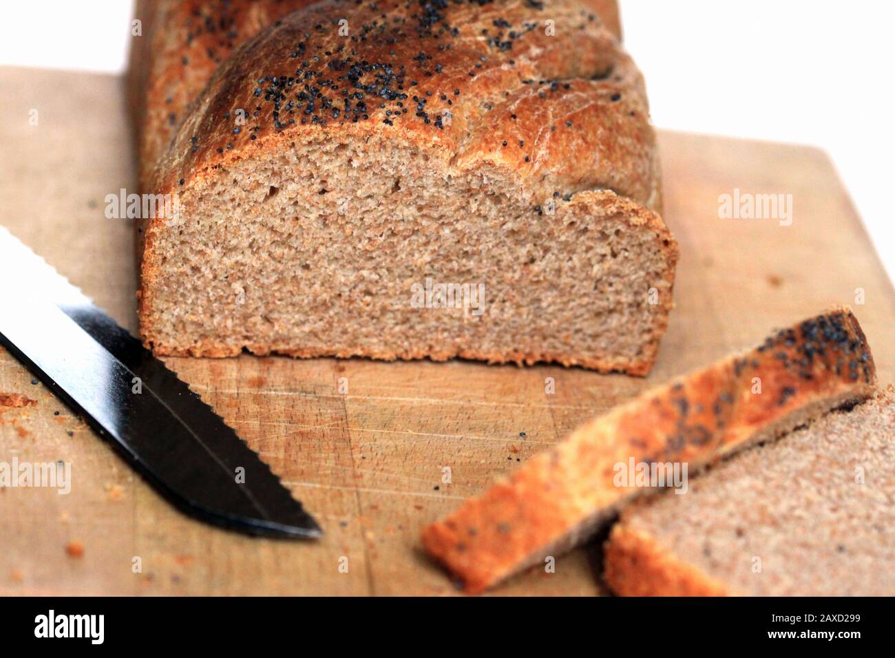 Pain de grains entiers maison. Parfait pain pour les sandwichs. Pain fait maison. Délicieux pain. Banque D'Images