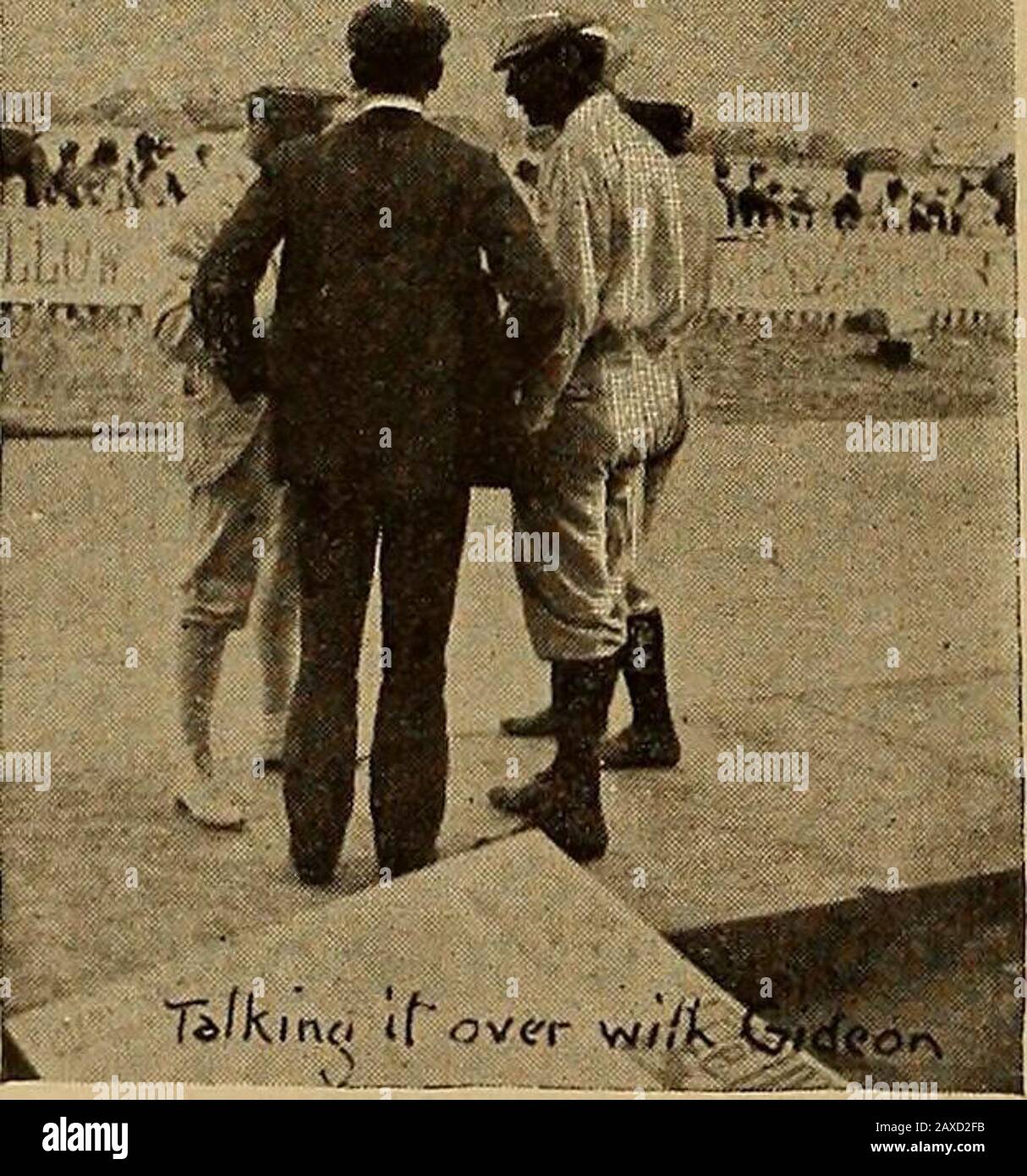 La revue du commerce de la roue et du vélo . , a pris la première chaleur, et Bourillons, France, la seconde. Jaap Eden n'a pas démarré. Au dernier tour, Barden et Bourillonssauté, l'ancien tenant le poteau de Jac-quelin. En entrant dans l'homestretch Jacque-lin a essayé de se serrer sur le poteau, le butwas n'a pas pu le faire, et les Bourillons par un sprint mag-nificent a passé Boarden et a traversé le thetape d'abord avec l'Englander demi-roue et Jacquelin une longueur à l'arrière. JAC-quelin a déclaré que Elbow travaille à fermer la marche de la venue, mais son argument ne modifie pas la décision, et les res Banque D'Images