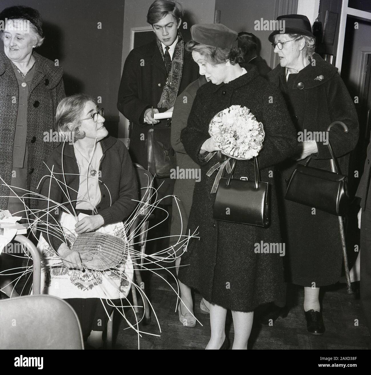 1960 Historique Mme Wison Epouse Du Premier Ministre Harold Wilson Rencontre Avec Les Femmes D Une Maison De Vieux Peuples Londres Du Sud Angleterre Royaume Uni Photo Stock Alamy