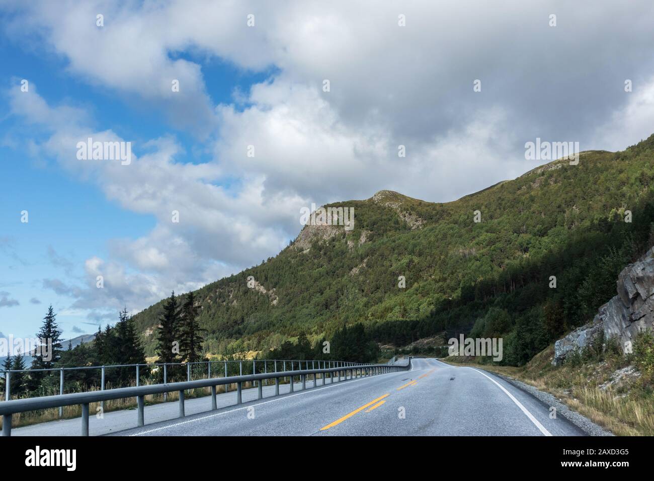 Route des montagnes en Norvège. Ciel bleu épique avec vue sur les nuages. Voyager en scandinavie en voiture, tourisme de la nature. Banque D'Images