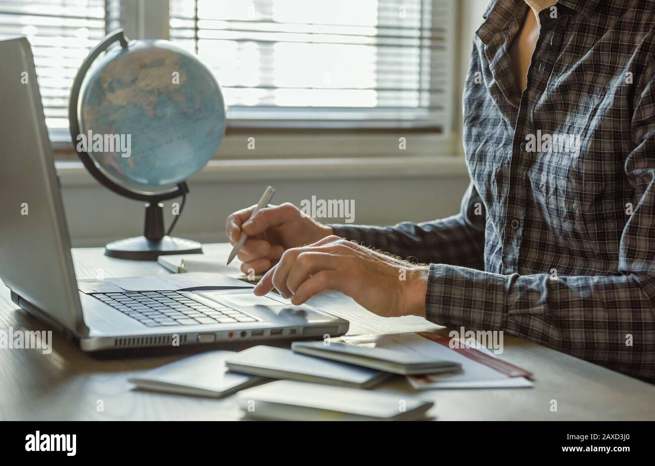 Homme avec ordinateur portable et voyage de planification d'ordinateur portable. Concept de voyage et de vacances. Banque D'Images