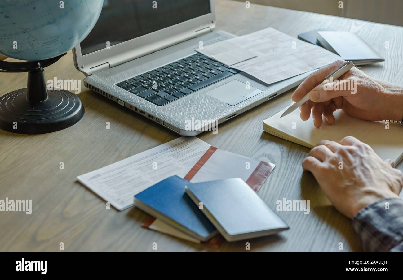 Homme avec ordinateur portable et voyage de planification d'ordinateur portable. Concept de voyage et de vacances. Banque D'Images