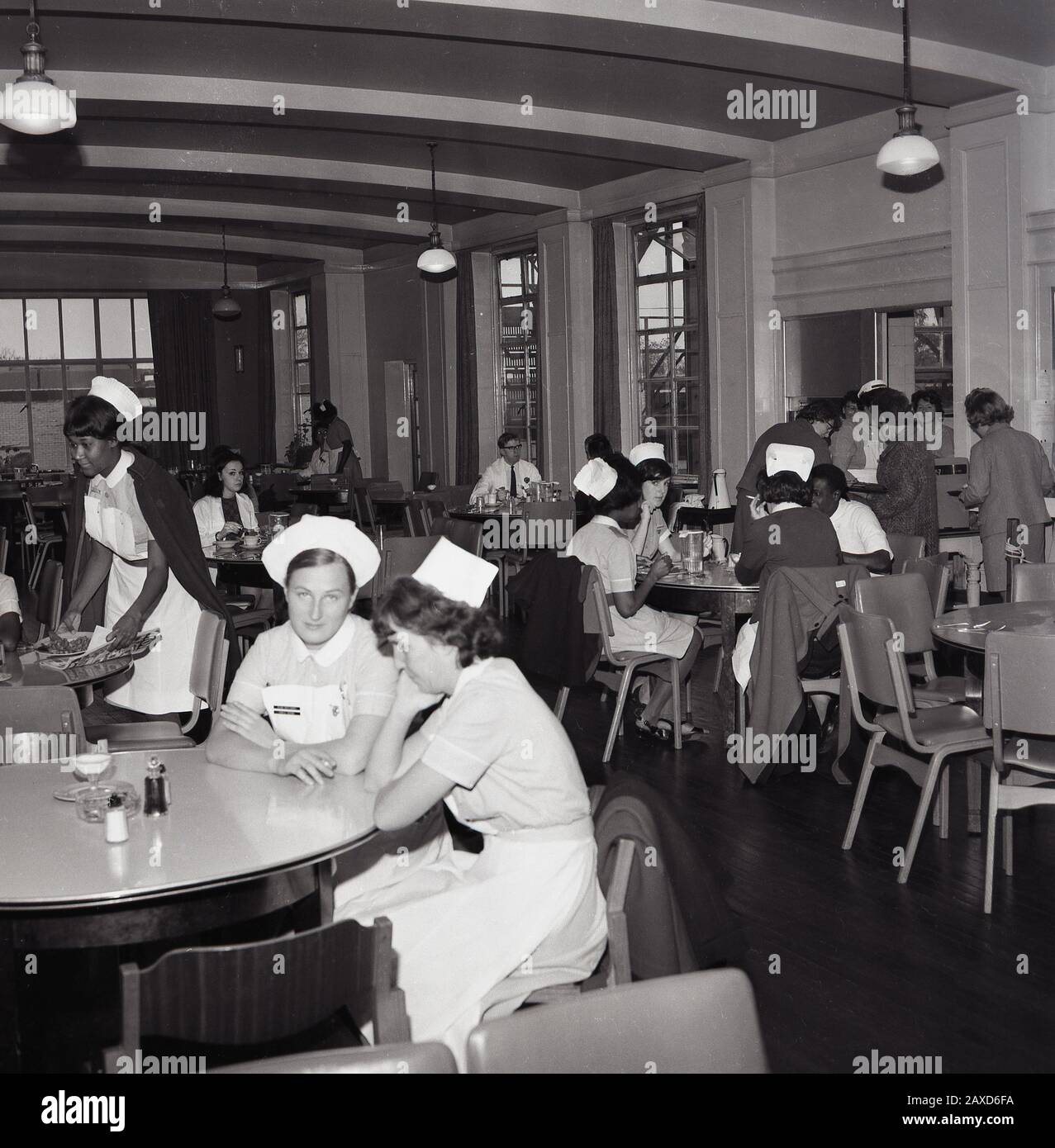 Années 1960, histoire, infirmières et autres personnels médicaux dans une cantine d'hôpital, Londres, Angleterre, Royaume-Uni. Banque D'Images