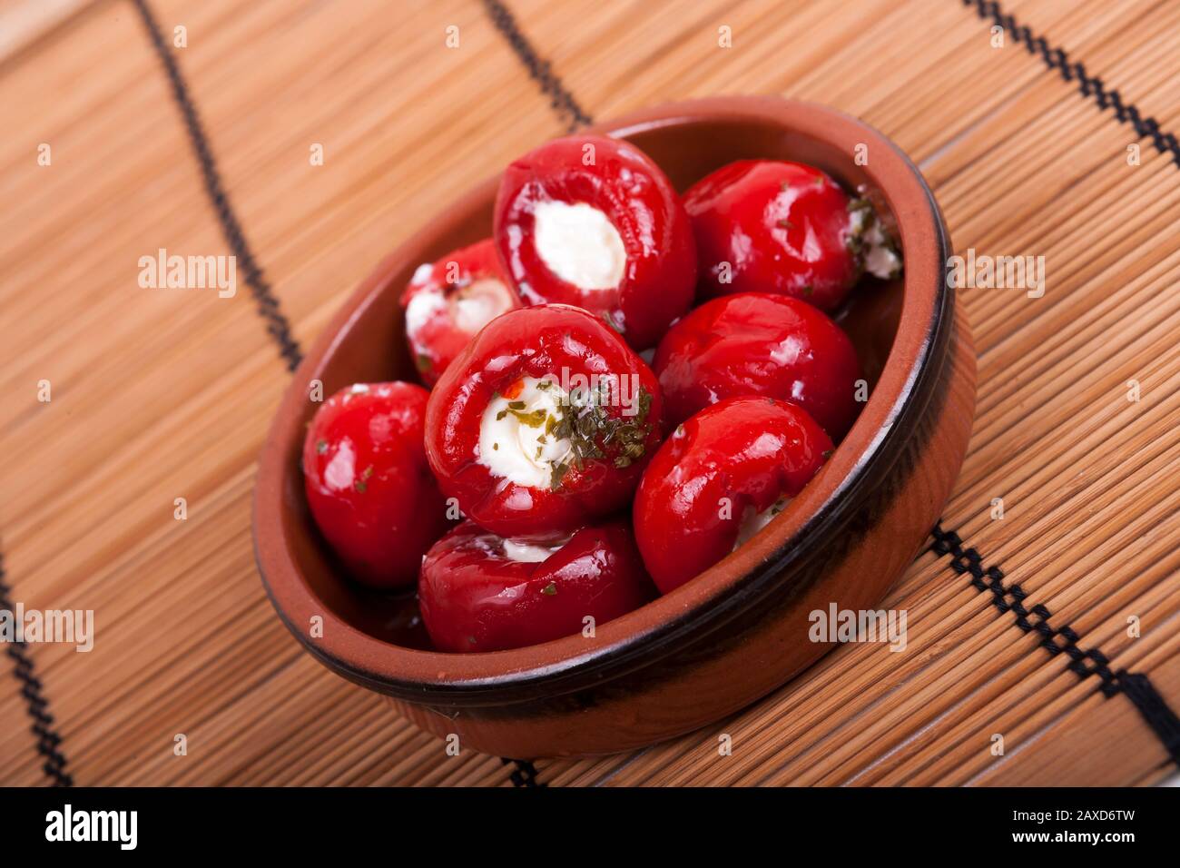 poivrons rouges doux farcis au fromage à la crème doux Banque D'Images