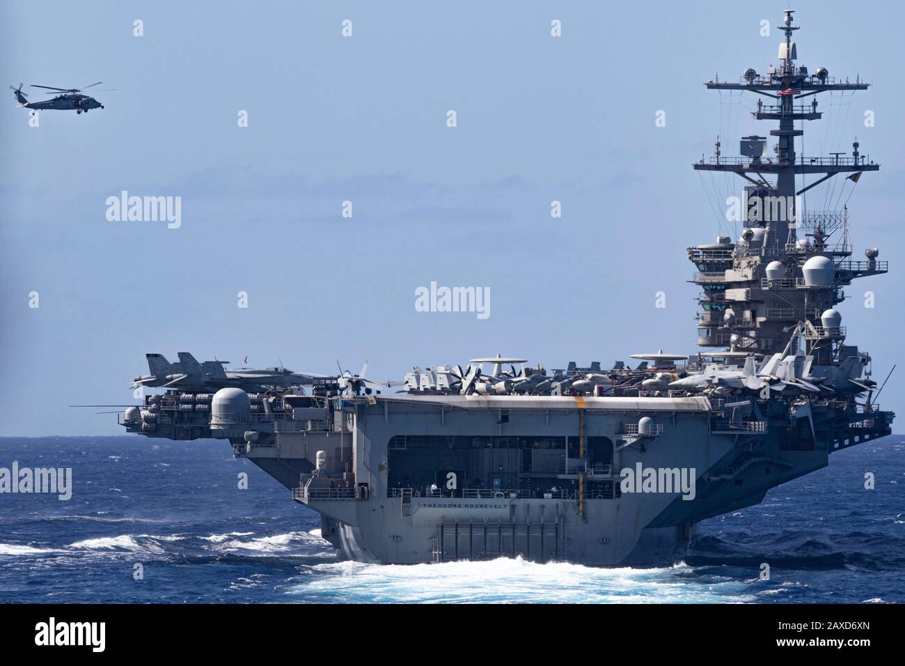 Un Sea Hawk de la Marine américaine MH-60, affecté aux éightballeurs du Escadron de combat de la mer d'hélicoptère 8, approche le porte-avions nucléaire de classe Nimitz USS Theodore Roosevelt transite l'océan Pacifique le 25 janvier 2020 dans l'océan Pacifique. Banque D'Images