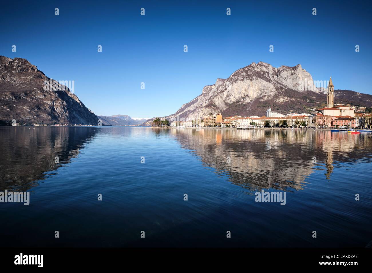 Belle vue panoramique de Lecco réfléchie sur le lac de Côme avec les montagnes derrière, Italie Banque D'Images