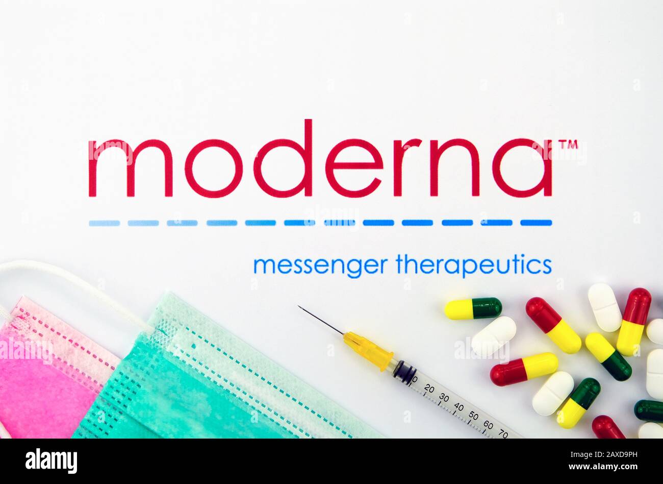 Moderna Medical commay logo vu sur la brochure avec les masques viraux, seringue et pilules. Concept de photo. Banque D'Images