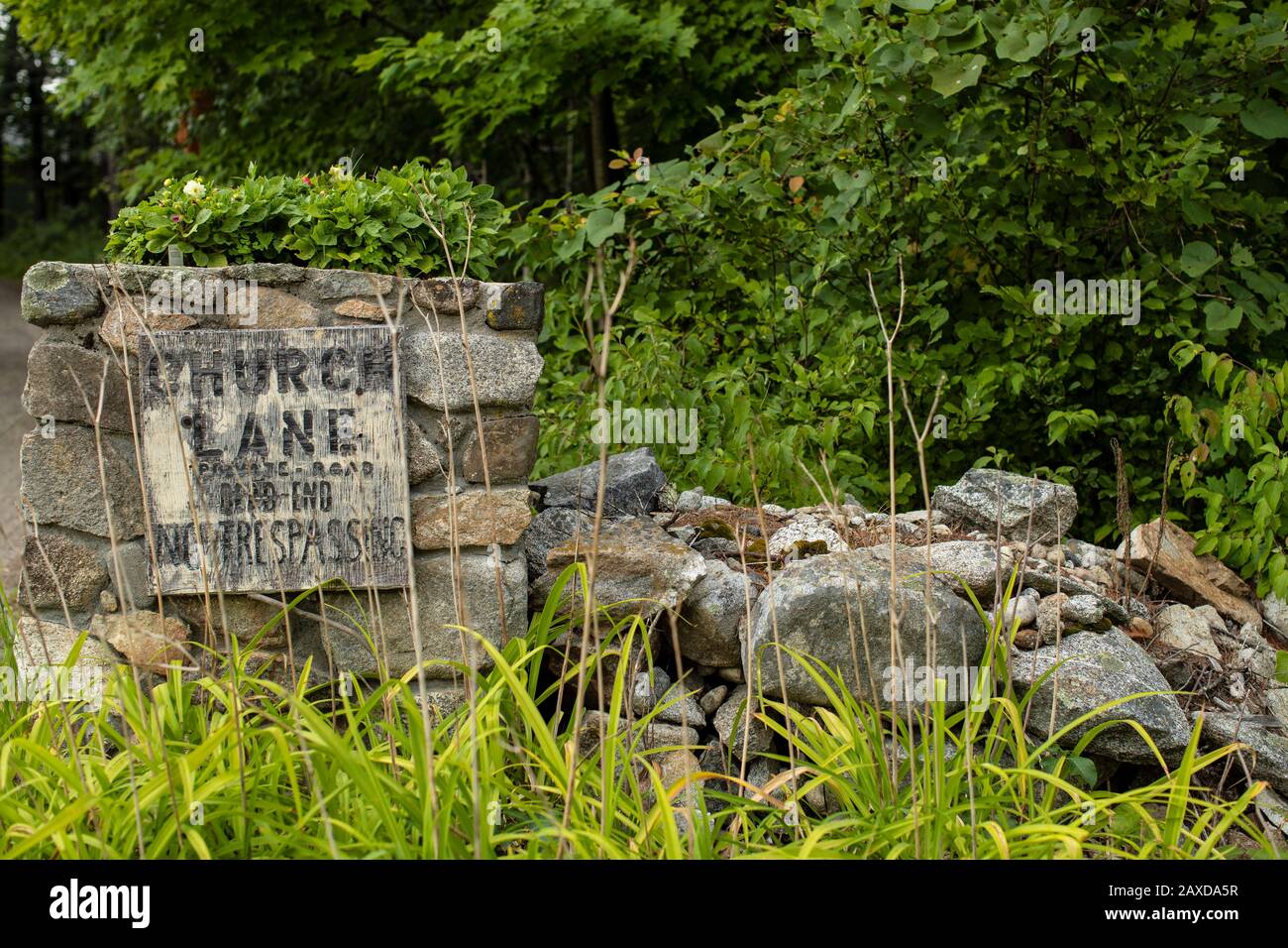 Ce panneau sur la route protège l'arrière-plan de l'église qui se trouve à côté de Mirror Lake, NH. C'est un trajet privé avec un joli mur de pierre, au bord de la route. Banque D'Images