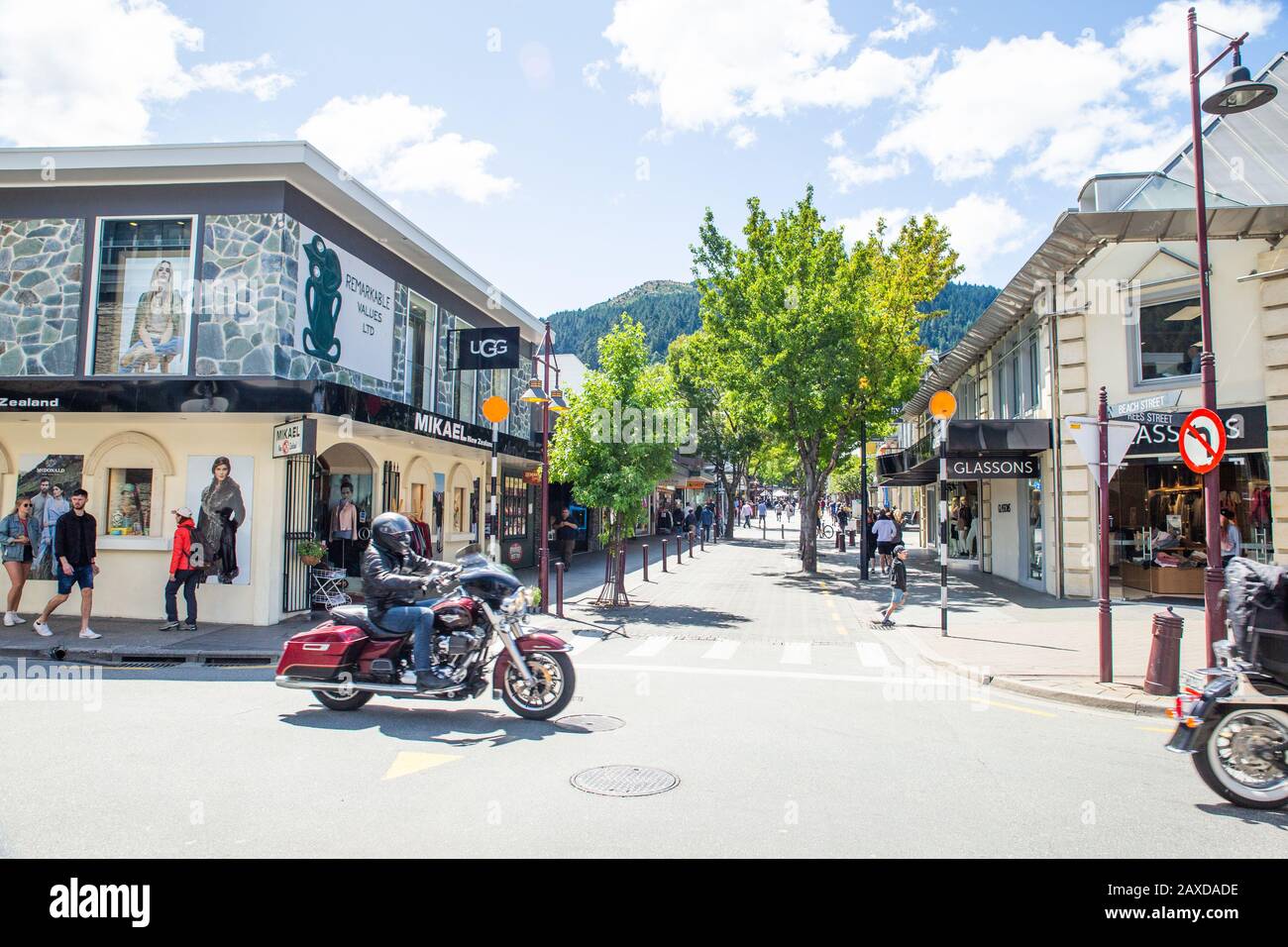 Queenstown Nouvelle-Zélande.les rues de Queenstown South Island Nouvelle-Zélande sont une destination touristique populaire. Rues animées de la ville touristique. Banque D'Images